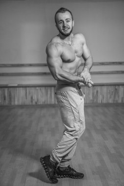 Kameraya poz yakışıklı atletik erkek