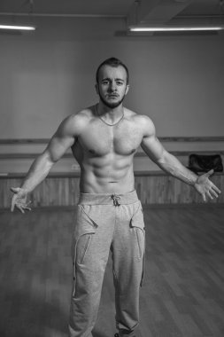 Kameraya poz yakışıklı atletik erkek