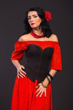 Karanlık bir arka plan üzerinde güzel, gizemli, şirin esmer. Siyah ve beyaz fotoğraf güzel gizemli esmer.