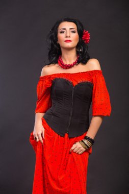 Karanlık bir arka plan üzerinde güzel, gizemli, şirin esmer. Siyah ve beyaz fotoğraf güzel gizemli esmer.