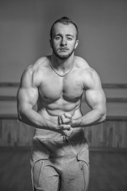 Kameraya poz yakışıklı atletik erkek