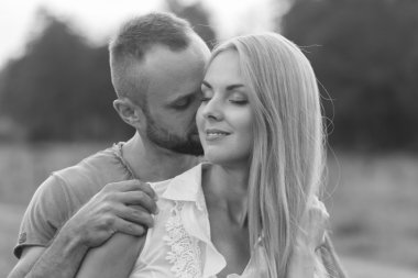 Genç bir çift tarlada