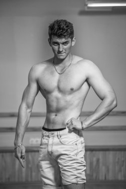 Kameraya poz yakışıklı atletik erkek