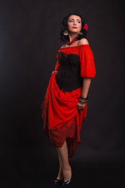 Karanlık bir arka plan üzerinde güzel, gizemli, şirin esmer. Siyah ve beyaz fotoğraf güzel gizemli esmer.