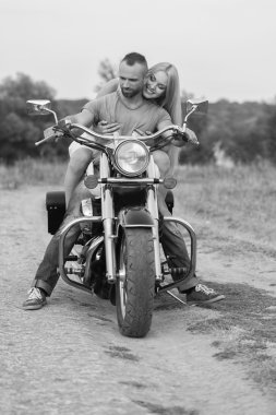 Genç bir çift tarlada