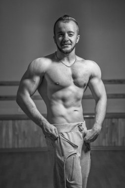 Kameraya poz yakışıklı atletik erkek