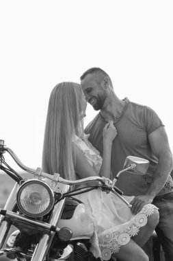 Genç bir çift tarlada