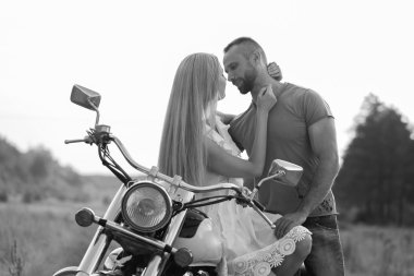 Genç bir çift tarlada