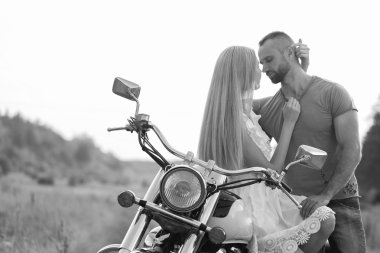 Genç bir çift tarlada