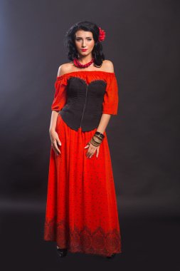 Karanlık bir arka plan üzerinde güzel, gizemli, şirin esmer. Siyah ve beyaz fotoğraf güzel gizemli esmer.