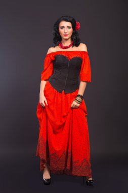 Karanlık bir arka plan üzerinde güzel, gizemli, şirin esmer. Siyah ve beyaz fotoğraf güzel gizemli esmer.