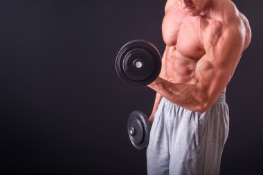 Farklı poz vücut geliştirmeci onların kas gösteren teşkil etmektedir. Karanlık bir arka plan üzerinde hata oluştu. Erkek gösteren kaslar zorlayarak. Güzel kas vücut atlet.