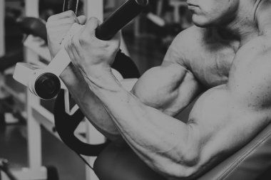 Atlet spor salonunda dikey itme yapma. Arka kasları egzersiz için güç. Fotoğraflar spor dergileri, afiş ve Web siteleri için.