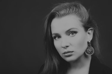 Güzel bir kızın siyah beyaz fotoğrafı.