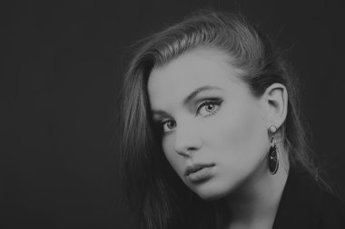 Güzel bir kızın siyah beyaz fotoğrafı.