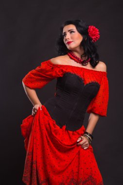 Karanlık bir arka plan üzerinde güzel, gizemli, şirin esmer. Siyah ve beyaz fotoğraf güzel gizemli esmer.