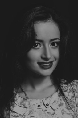 Karanlık bir arka plan üzerinde şık elbiseli bir kız ben güzel esmer güzel romantik görüntüsü. Profesyonel makyaj ve Takı Tasarım. Moda dergileri, afiş ve Web siteleri için fotoğraf.