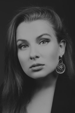 Güzel bir kızın siyah beyaz fotoğrafı.