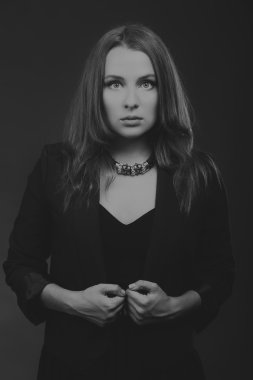 Güzel bir kızın siyah beyaz fotoğrafı.
