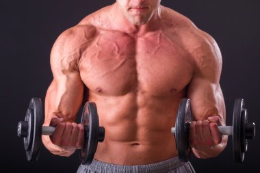 Farklı poz vücut geliştirmeci onların kas gösteren teşkil etmektedir. Karanlık bir arka plan üzerinde hata oluştu. Erkek gösteren kaslar zorlayarak. Güzel kas vücut atlet.