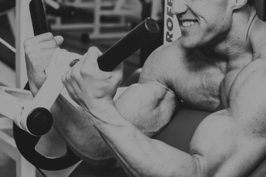 Atlet spor salonunda dikey itme yapma. Arka kasları egzersiz için güç. Fotoğraflar spor dergileri, afiş ve Web siteleri için.