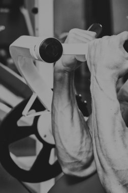 Atlet spor salonunda dikey itme yapma. Arka kasları egzersiz için güç. Fotoğraflar spor dergileri, afiş ve Web siteleri için.