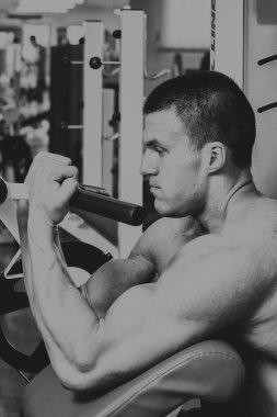 Atlet spor salonunda dikey itme yapma. Arka kasları egzersiz için güç. Fotoğraflar spor dergileri, afiş ve Web siteleri için.