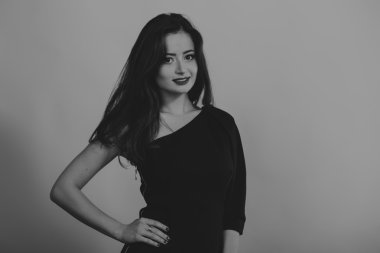 Karanlık bir arka plan üzerinde şık elbiseli bir kız ben güzel esmer güzel romantik görüntüsü. Profesyonel makyaj ve Takı Tasarım. Moda dergileri, afiş ve Web siteleri için fotoğraf.