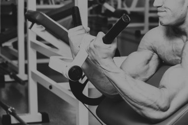 Atlet spor salonunda dikey itme yapma. Arka kasları egzersiz için güç. Fotoğraflar spor dergileri, afiş ve Web siteleri için.