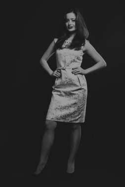 Karanlık bir arka plan üzerinde şık elbiseli bir kız ben güzel esmer güzel romantik görüntüsü. Profesyonel makyaj ve Takı Tasarım. Moda dergileri, afiş ve Web siteleri için fotoğraf.