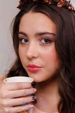 Hafif bir arka plan üzerinde muhteşem bir esmer portresi. Şık saç, gözleri ve kaşları.