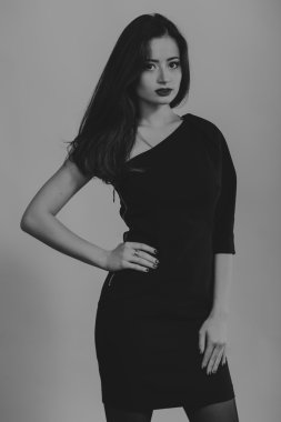 Karanlık bir arka plan üzerinde şık elbiseli bir kız ben güzel esmer güzel romantik görüntüsü. Profesyonel makyaj ve Takı Tasarım. Moda dergileri, afiş ve Web siteleri için fotoğraf.