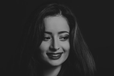 Karanlık bir arka plan üzerinde şık elbiseli bir kız ben güzel esmer güzel romantik görüntüsü. Profesyonel makyaj ve Takı Tasarım. Moda dergileri, afiş ve Web siteleri için fotoğraf.