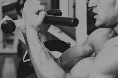 Atlet spor salonunda dikey itme yapma. Arka kasları egzersiz için güç. Fotoğraflar spor dergileri, afiş ve Web siteleri için.