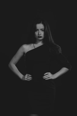 Karanlık bir arka plan üzerinde şık elbiseli bir kız ben güzel esmer güzel romantik görüntüsü. Profesyonel makyaj ve Takı Tasarım. Moda dergileri, afiş ve Web siteleri için fotoğraf.