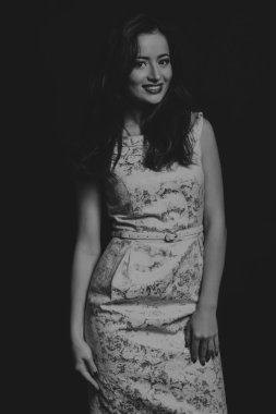 Karanlık bir arka plan üzerinde şık elbiseli bir kız ben güzel esmer güzel romantik görüntüsü. Profesyonel makyaj ve Takı Tasarım. Moda dergileri, afiş ve Web siteleri için fotoğraf.