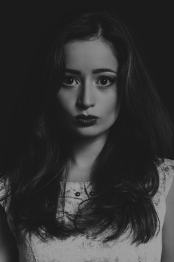 Karanlık bir arka plan üzerinde şık elbiseli bir kız ben güzel esmer güzel romantik görüntüsü. Profesyonel makyaj ve Takı Tasarım. Moda dergileri, afiş ve Web siteleri için fotoğraf.