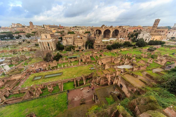 Rome - 13 januari: Uitzicht op het Forum Romanum op 13 januari 2016 in Rome, Italië. — Stockfoto