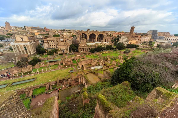 Rome - 13 januari: Uitzicht op het Forum Romanum op 13 januari 2016 in Rome, Italië. — Stockfoto