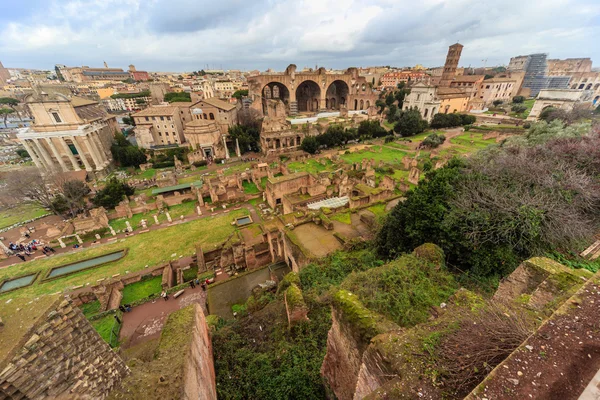 Rome - 13 januari: Uitzicht op het Forum Romanum op 13 januari 2016 in Rome, Italië. — Stockfoto