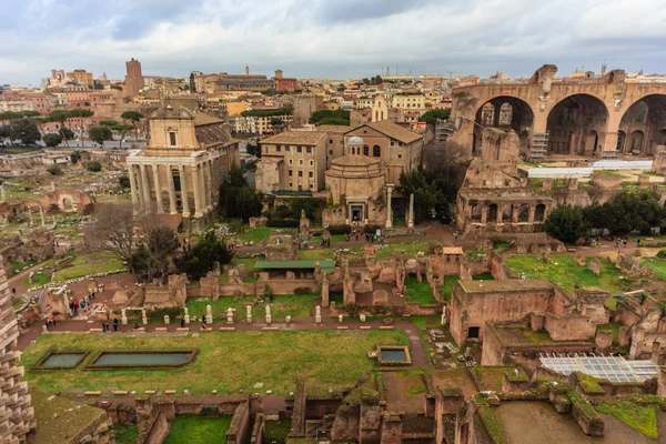 РИМ - 13 января: Вид Римского форума 13 января 2016 года в Риме, Италия . — стоковое фото