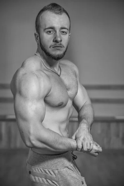 Handsome athletic man posing to the camera — Stock Photo, Image