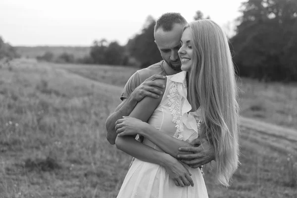 Jovem casal em um campo — Fotografia de Stock