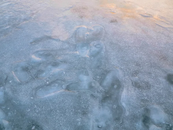 강에 아름 다운 겨울 풍경입니다. 얼음에 강입니다. 겨울 낚시 — 스톡 사진