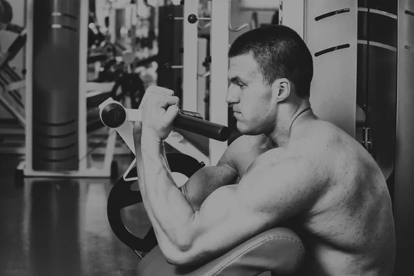 Athlete in the gym making vertical thrust. The power to exercise the muscles of the back. Photos for sporting magazines, posters and websites. — Stock Photo, Image