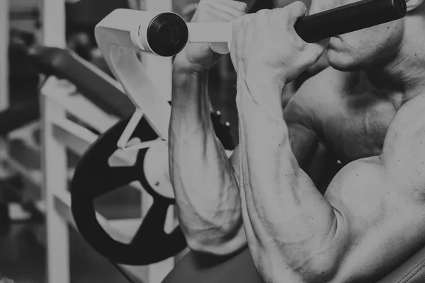 Sportler in der Turnhalle beim vertikalen Schub. die Kraft, die Rückenmuskulatur zu trainieren. Fotos für Sportmagazine, Poster und Webseiten. — Stockfoto
