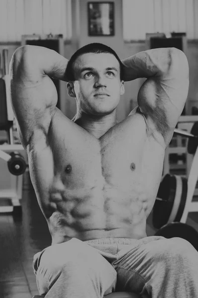 Atleta en el gimnasio haciendo empuje vertical. El poder de ejercitar los músculos de la espalda. Fotos para revistas deportivas, carteles y sitios web . —  Fotos de Stock