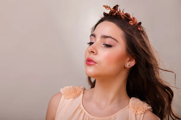 Retrato de uma linda morena em um fundo claro. Cabelo chique, olhos e sobrancelhas . — Fotografia de Stock