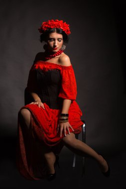 Kırmızılı zarif, baştan çıkarıcı kadın.