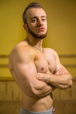 Kameraya poz yakışıklı atletik erkek